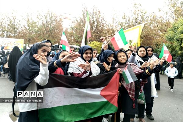حضور دانش‌آموزان صفادشت در راهپیمایی روز دانش آموز