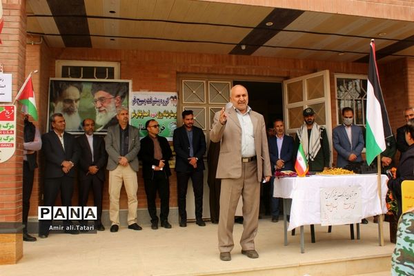 نواختن‌ زنگ استکبار‌ستیزی در دبیرستان شهید احمد ارغیانی شهرستان بام و صفی آباد