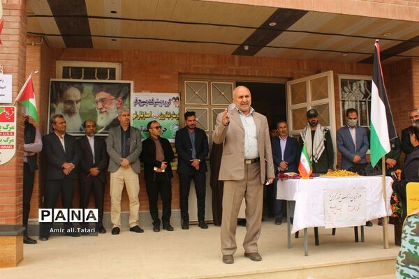 نواختن‌ زنگ استکبار‌ستیزی در دبیرستان شهید احمد ارغیانی شهرستان بام و صفی آباد