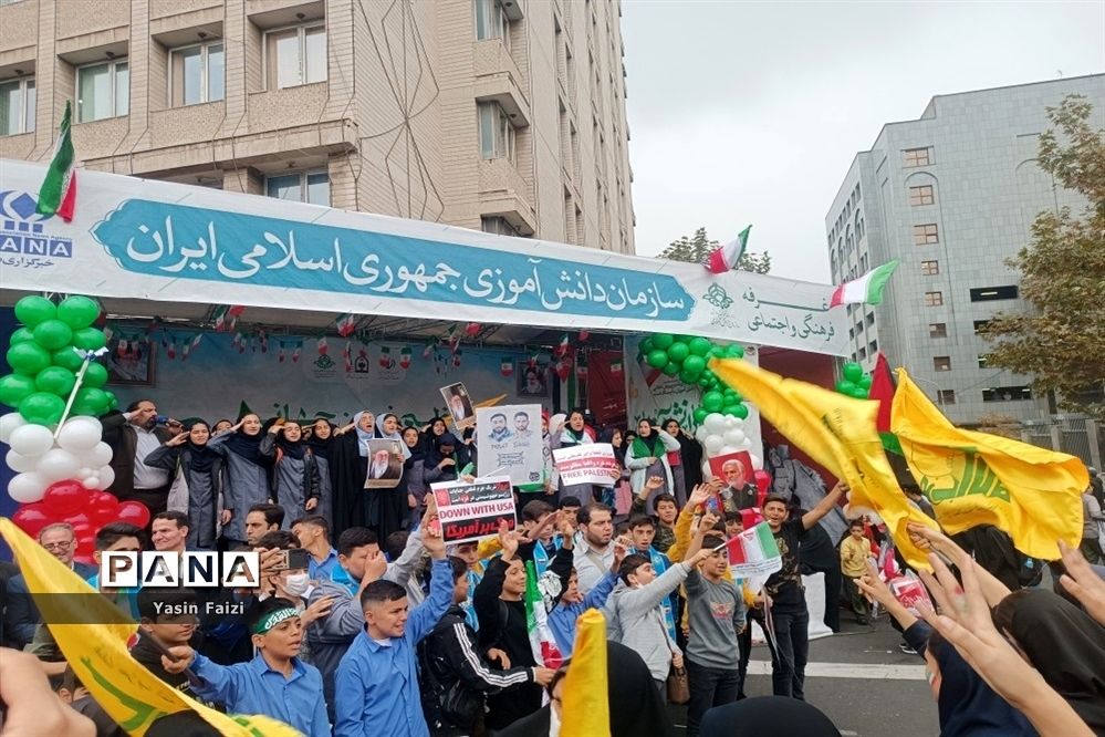 حضور دانش‌آموزان منطقه ۱۶ در مراسم ۱۳ آبان روز دانش‌آموز