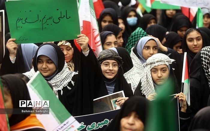 حماسه حضور دانش‌آموزان در عباس آباد/فیلم