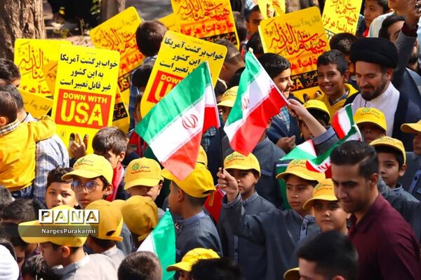 راهپیمایی ۱۳ آبان باحضور گسترده دانش آموزان در ابرکوه