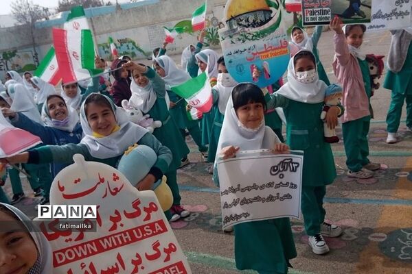 دانش‌آموزان دبستان فرشتگان شهرستان فیروزکوه روز دانش‌آموز را گرامی داشتند