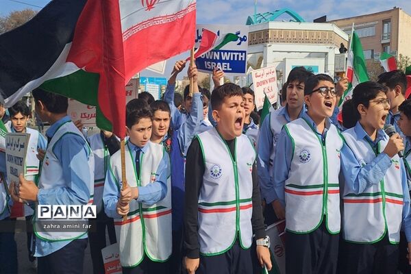 حضور پرشور اعضای سازمان دانش‌آموزی استان اردبیل در راهپیمایی یوم الله ۱۳ آبان