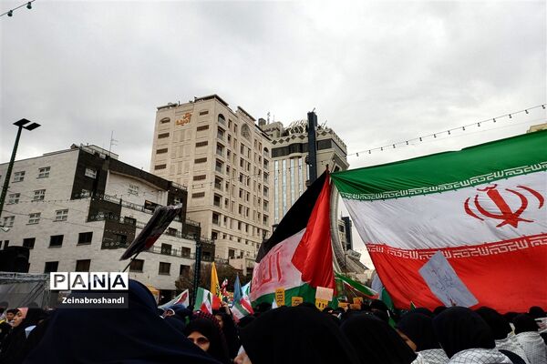 حضور دانش‌آموزان ناحیه ٣ مشهد مقدس در راهپیمایی 13 آبان
