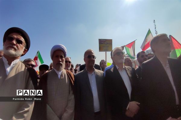 حضور دانش‌آموزان شیرازی در راهپیمایی ۱۳آبان