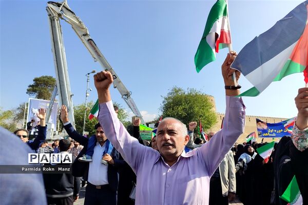 حضور دانش‌آموزان شیرازی در راهپیمایی ۱۳آبان
