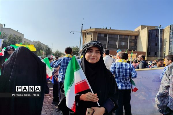 حضور دانش‌آموزان شیرازی در راهپیمایی ۱۳آبان