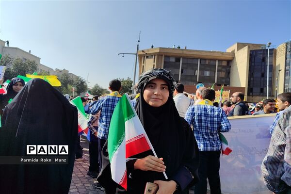 حضور دانش‌آموزان شیرازی در راهپیمایی ۱۳آبان