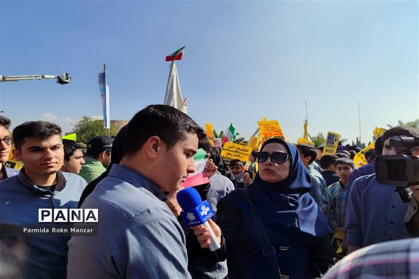 حضور دانش‌آموزان شیرازی در راهپیمایی ۱۳آبان