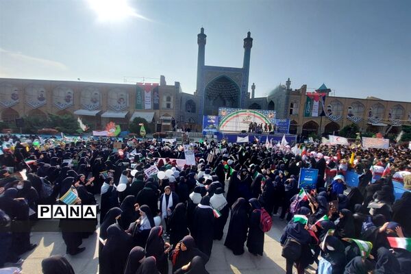 حضور گسترده دانش‌‌آموزان در راهپیمایی ۱۳ آبان اصفهان
