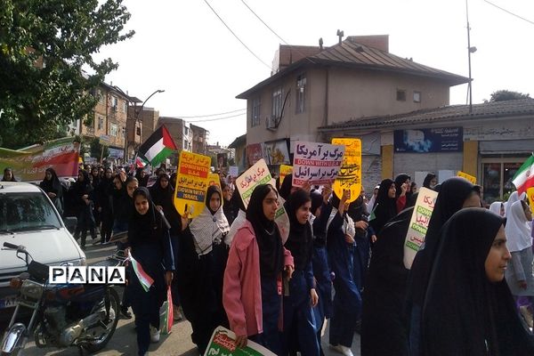 راهپیمایی روز دانش‌آموز در شهرستان میاندورود