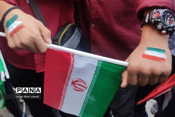 تجمع  پرشوردانش‌آموزان شیرازی در مبارزه با  استکبار