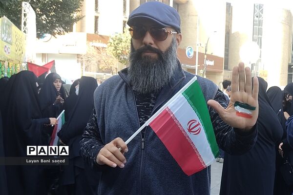 تجمع  پرشوردانش‌آموزان شیرازی در مبارزه با  استکبار