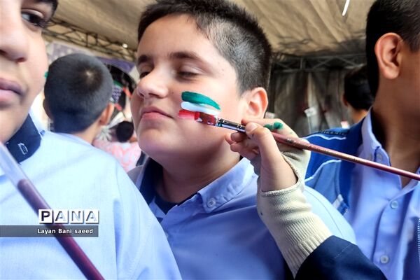تجمع  پرشوردانش‌آموزان شیرازی در مبارزه با  استکبار