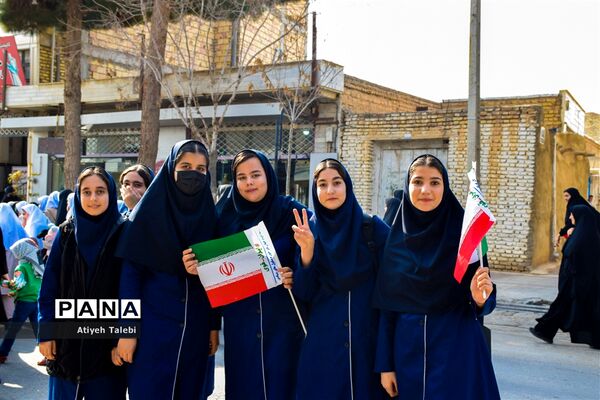 حضور پرشور دانش‌آموزان گرمه در راهپیمایی ۱۳ آبان