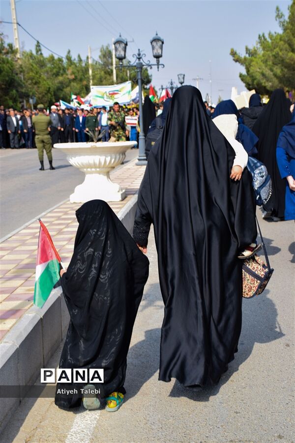 حضور پرشور دانش‌آموزان گرمه در راهپیمایی ۱۳ آبان