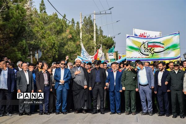 حضور پرشور دانش‌آموزان گرمه در راهپیمایی ۱۳ آبان