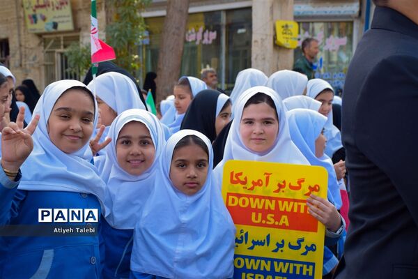 حضور پرشور دانش‌آموزان گرمه در راهپیمایی ۱۳ آبان