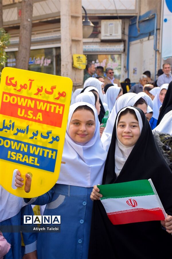 حضور پرشور دانش‌آموزان گرمه در راهپیمایی ۱۳ آبان