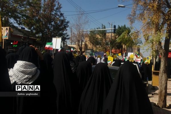 حضور پرشور دانش‌آموزان و مردم خلیل آباد در راهپیمایی ۱۳ آبان