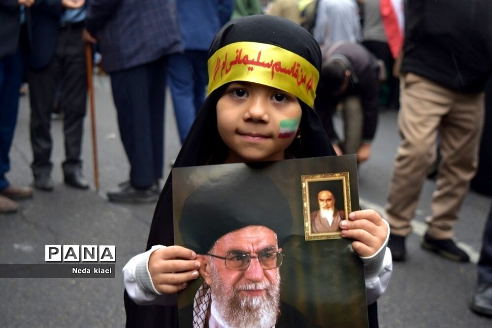 خروش بارانی دشمن شکن دانش‌آموزان شهر ایران در راهپیمایی ۱۳ آبان