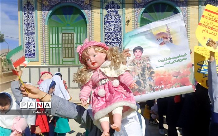 راهپیمایی باشکوه دانش‌آموزان شهر سورمق در روز استکبارستیزی