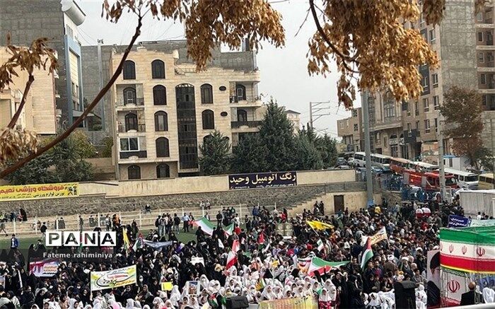 راهپیمایی ۱۳آبان، با حضور پرشور دانش‌آموزان و فرهنگیان رودهن برگزار شد/فیلم
