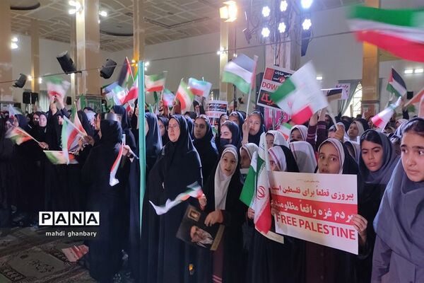 تجمع دانش‌آموزان شهرستان ساوه به‌مناسبت ۱۳ آبان