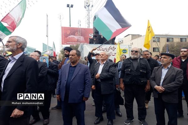 همراهی مردم باغیرت شهر مشهد هم پای دانش‌آموزان در راهپیمایی ۱۳ آبان