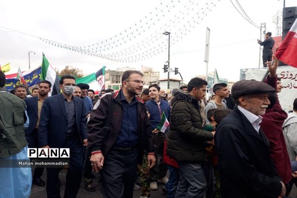 همراهی مردم باغیرت شهر مشهد هم پای دانش‌آموزان در راهپیمایی ۱۳ آبان