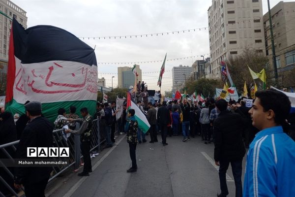 همراهی مردم باغیرت شهر مشهد هم پای دانش‌آموزان در راهپیمایی ۱۳ آبان