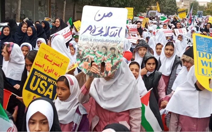 روایت دانش آموز خبرنگار پانا از مراسم  ۱۳ ابان ماه باحضور پرشور دانش‌آموزان  در منطقه جواد آباد /فیلم