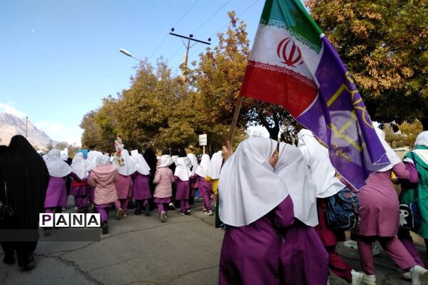 حضور دانش‌آموزان و مردم شهرستان بن در راهپیمایی ١٣ آبان