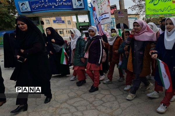 حضور دانش‌آموزان و مردم شهرستان بن در راهپیمایی ١٣ آبان