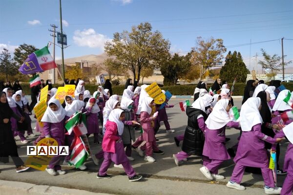 حضور دانش‌آموزان و مردم شهرستان بن در راهپیمایی ١٣ آبان