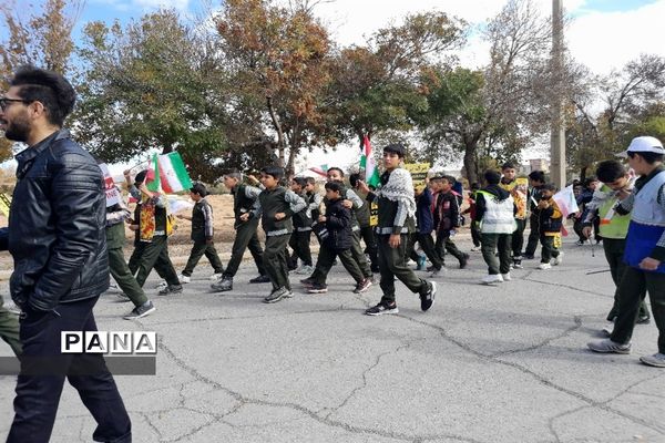 حضور دانش‌آموزان و مردم شهرستان بن در راهپیمایی ١٣ آبان