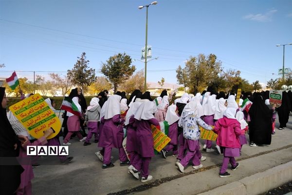 حضور دانش‌آموزان و مردم شهرستان بن در راهپیمایی ١٣ آبان