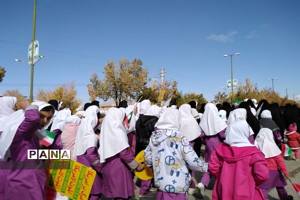 حضور دانش‌آموزان و مردم شهرستان بن در راهپیمایی ١٣ آبان