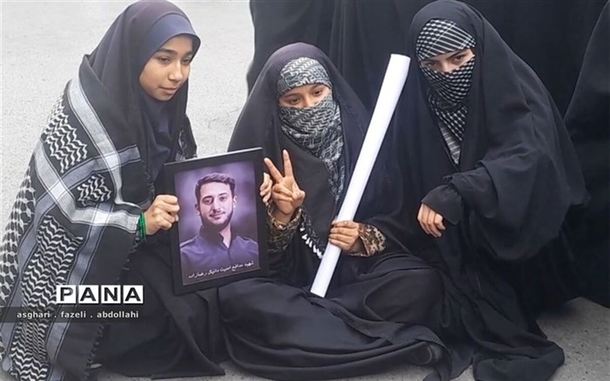 حضور حماسه آفرین دانش آموزان مشهدی در روز ملی مبارزه با استکبار جهانی/فیلم