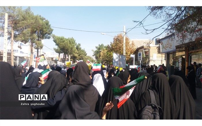 حضور پر شور  دانش آموزان و مردم انقلابی شهرستان خلیل آباد در راهپیمایی ۱۳ آبان/فیلم