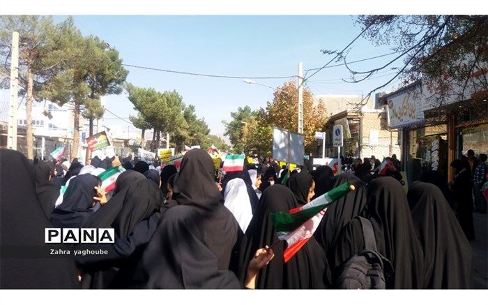 حضور پر شور  دانش آموزان و مردم انقلابی شهرستان خلیل آباد در راهپیمایی ۱۳ آبان/فیلم
