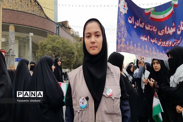 حضور فعال دانش‌آموزان خبرنگار پانا مشهد در راهپیمایی ۱۳ آبان