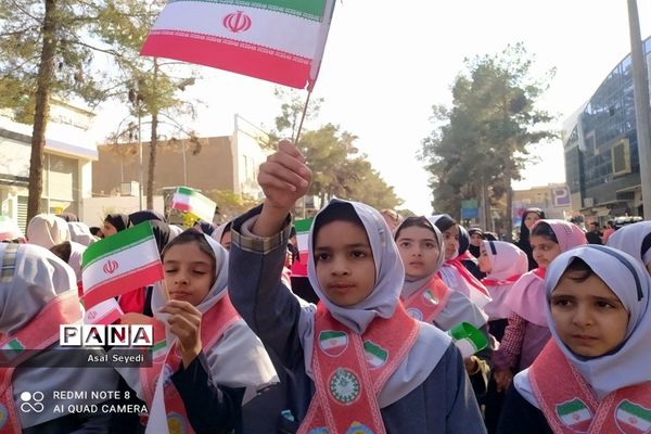 حضور دانش‌آموزان شهرستان کاشمر در راهپیمایی روز دانش‌آموز