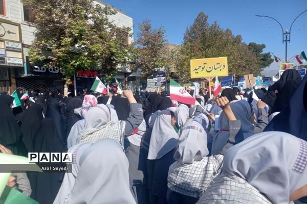 حضور دانش‌آموزان شهرستان کاشمر در راهپیمایی روز دانش‌آموز