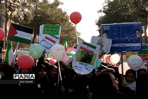 حضور دانش‌آموزان شهرستان کاشمر در راهپیمایی روز دانش‌آموز