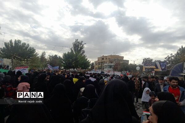 حضور پرشور دانش‌آموزان در راهپیمایی ۱۳ آبان