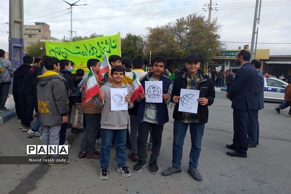 حضور پرشور دانش‌آموزان در راهپیمایی ۱۳ آبان