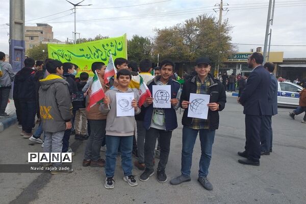 حضور پرشور دانش‌آموزان در راهپیمایی ۱۳ آبان