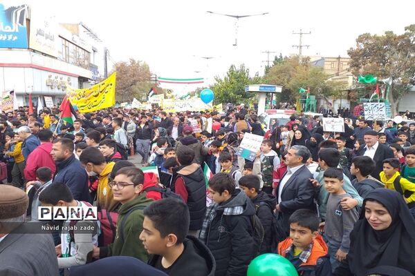 حضور پرشور دانش‌آموزان در راهپیمایی ۱۳ آبان